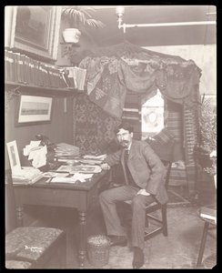 Ernest Thompson thuis in New York, ca. 1899